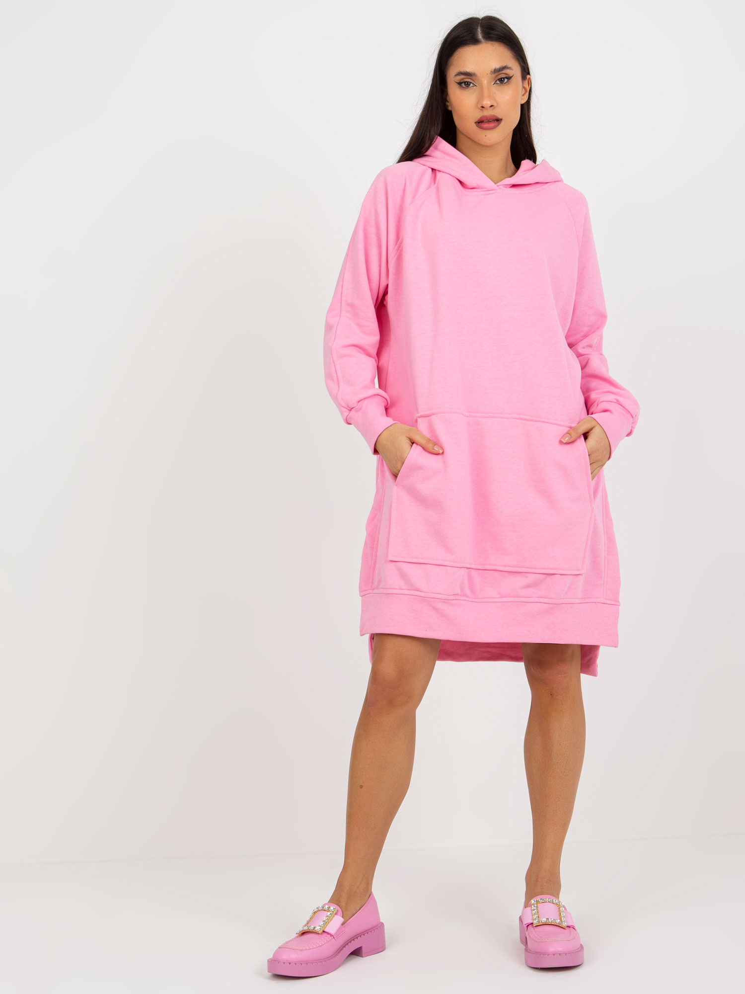 Hurt Różowa dresowa sukienka basic oversize z kieszenią