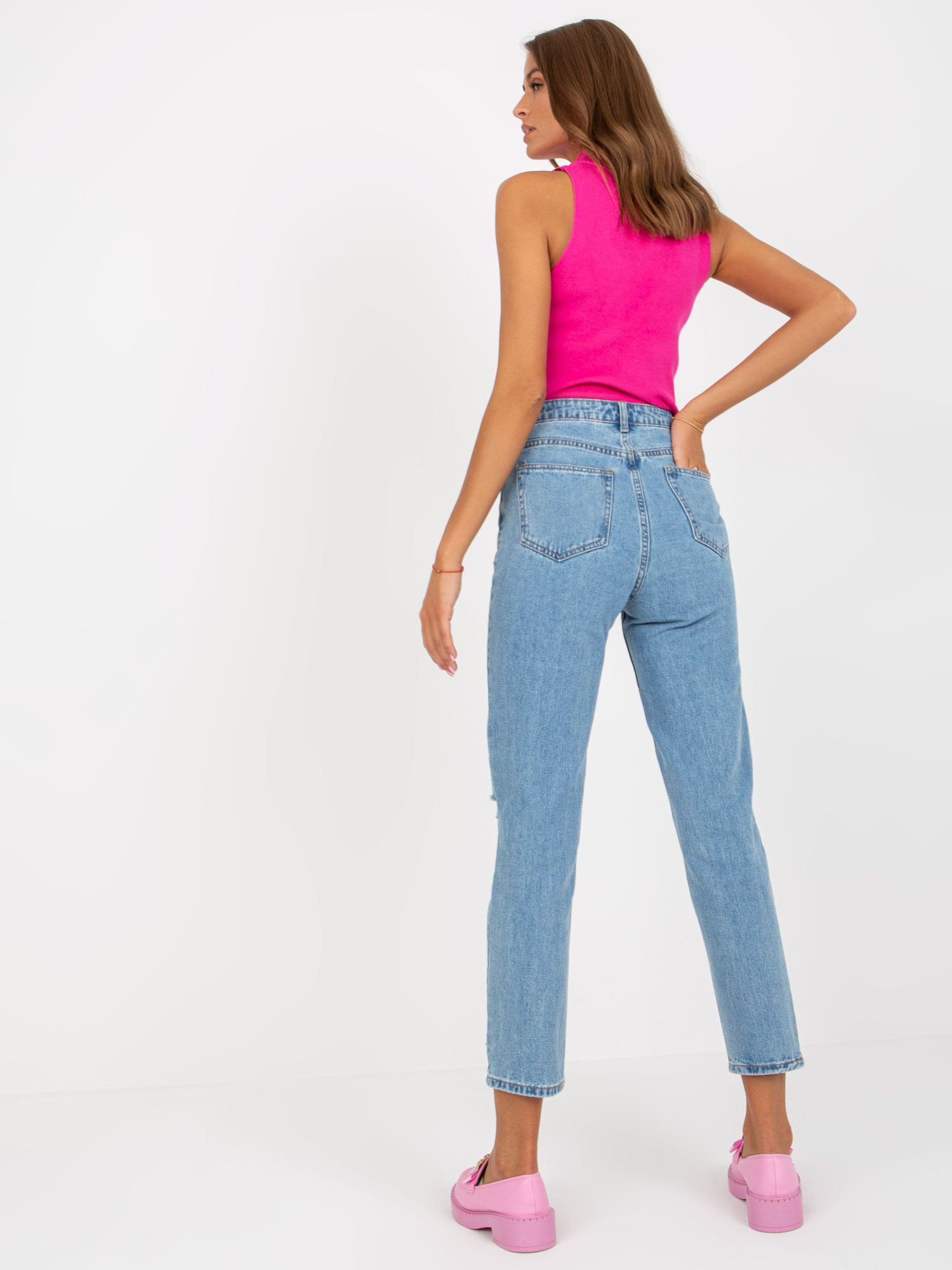Hurtownia Niebieskie damskie jeansy mom z dziurami