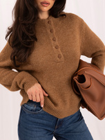 Camelowy puszysty sweter oversize ze stójką