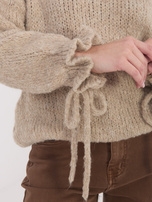 Ciemnobeżowy sweter w jednolitym kolorze 