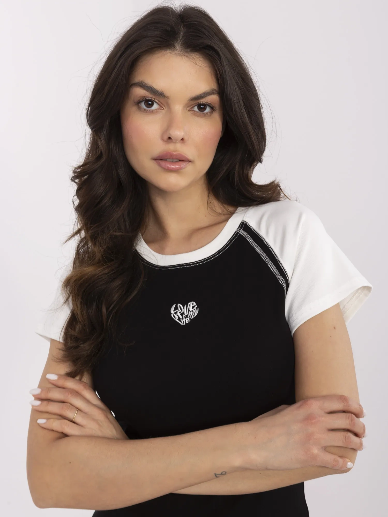 Czarno-ecru t-shirt z haftem w kształcie serca