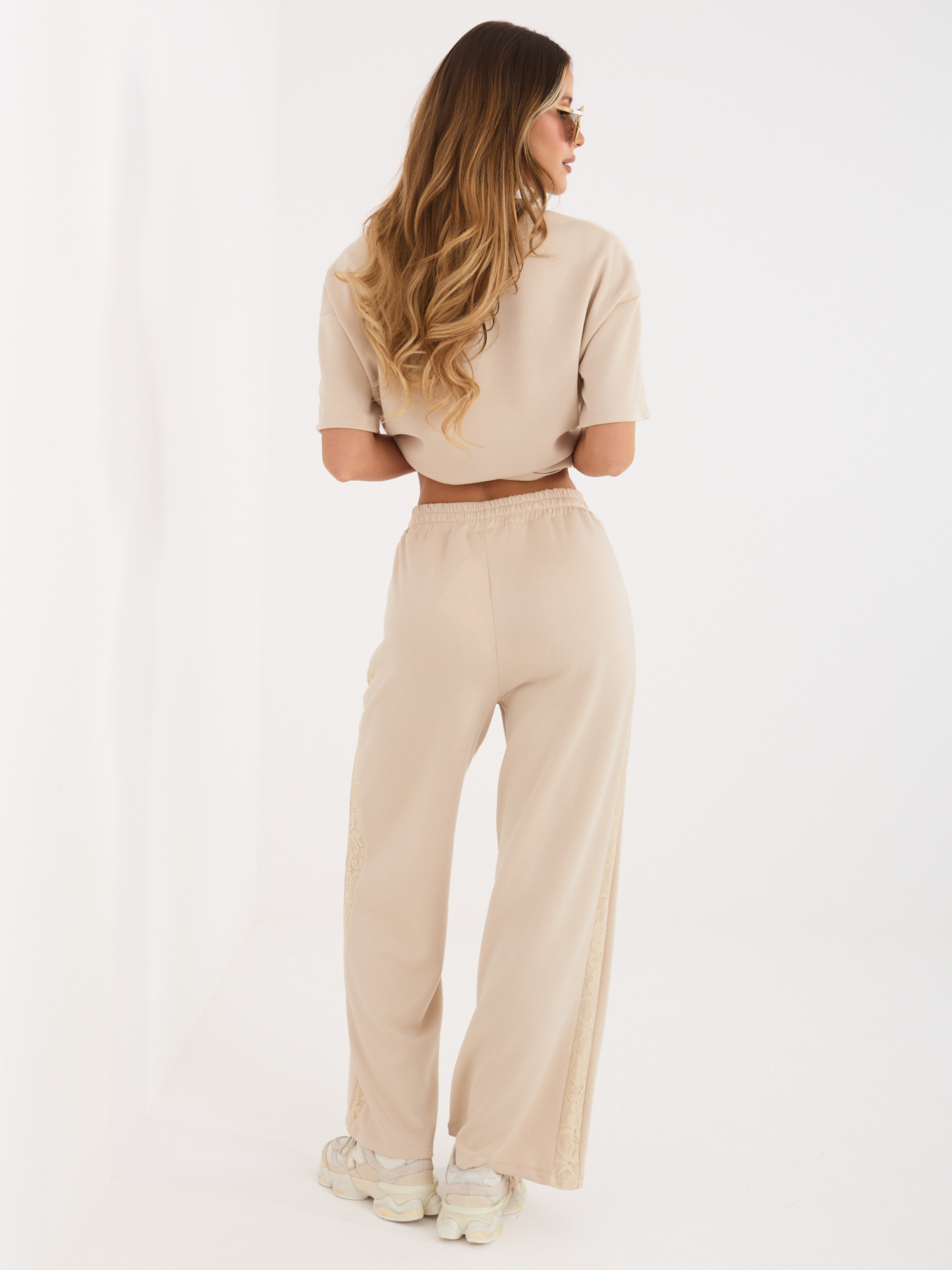 Beżowe dresowe spodnie wide leg od kompletu