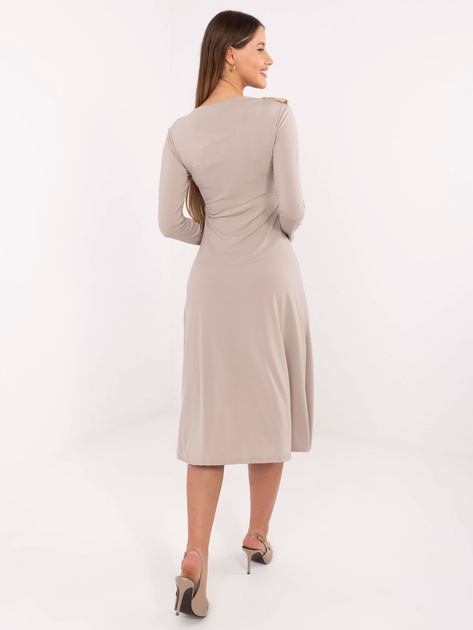 Beżowa elegancka sukienka z ozdobnymi detalami