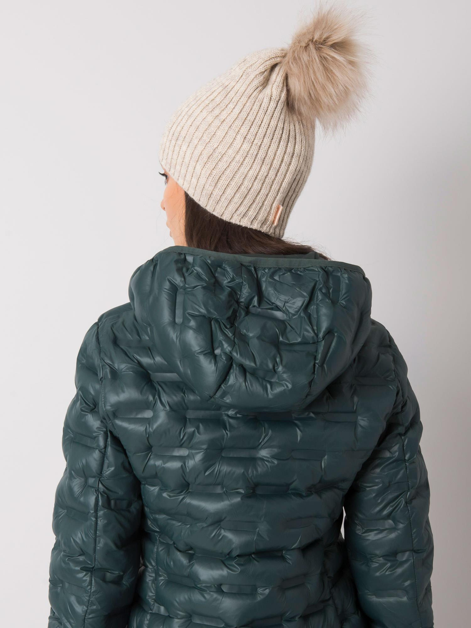 Beige gefütterte Damenmütze mit Pompon.