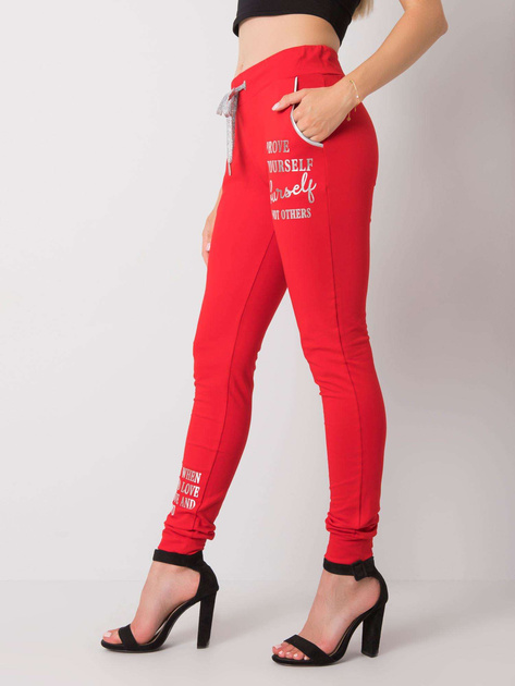 Czerwone spodnie dresowe z napisem Fatemah