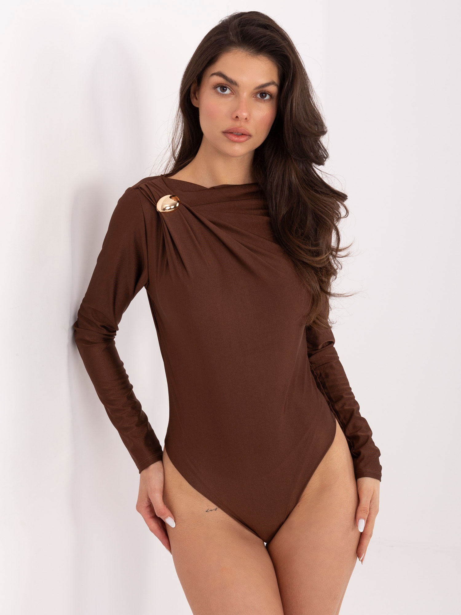 Hnědé elegantní body s dlouhým rukávem.