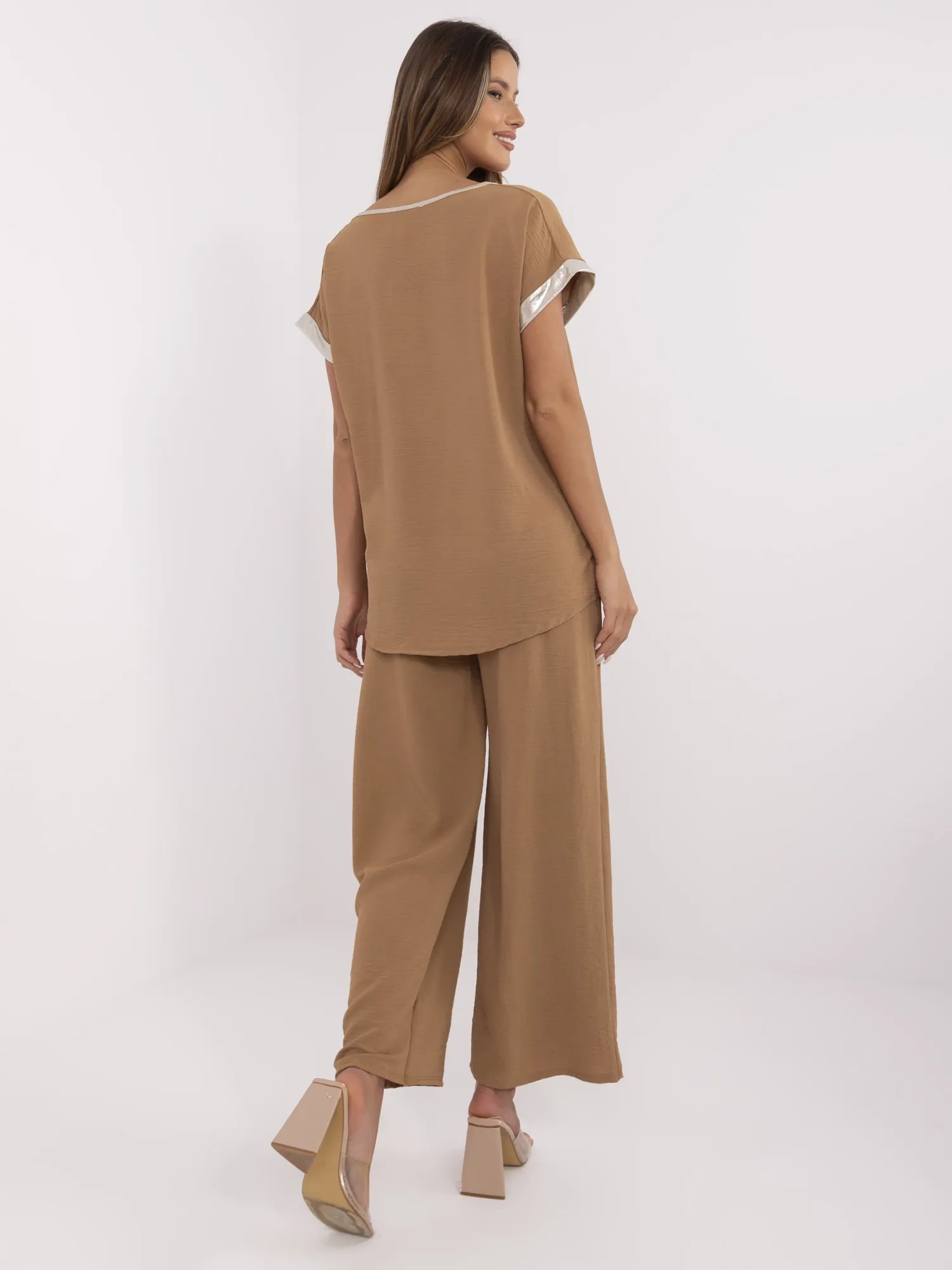 Dark brown summer set with wide trousers.