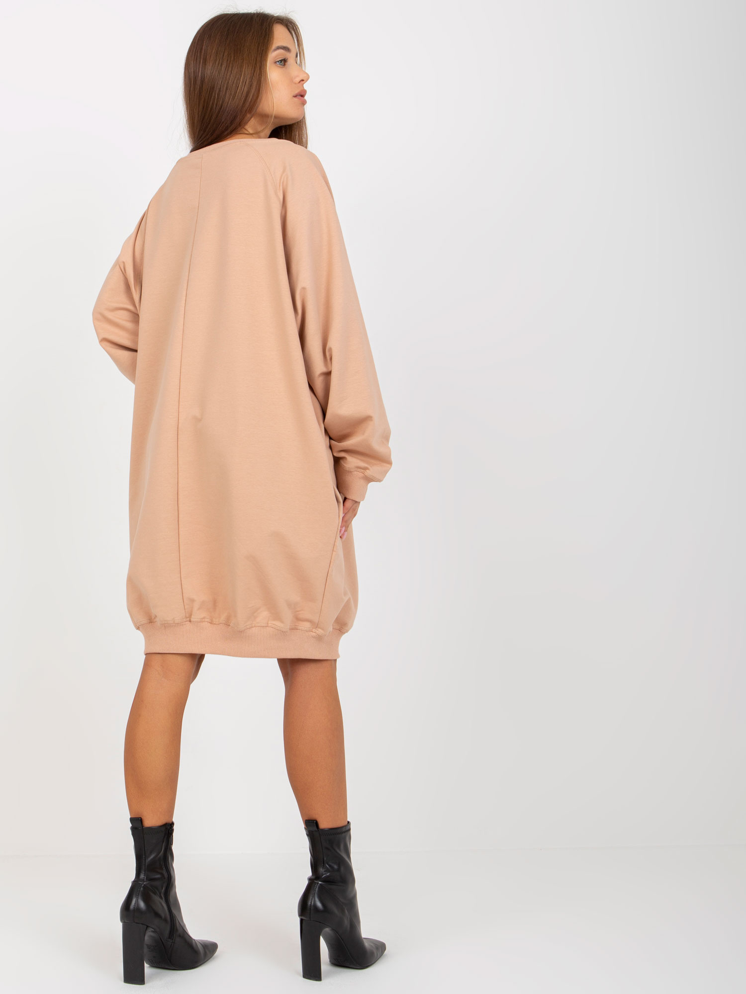 Beżowa długa bluza oversize z aplikacją z dżetów