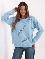 Světle modrá casualová blůza s nápisy.