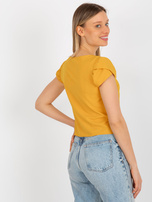 Hurt Ciemnożółta krótka bluzka wizytowa z naszyjnikiem