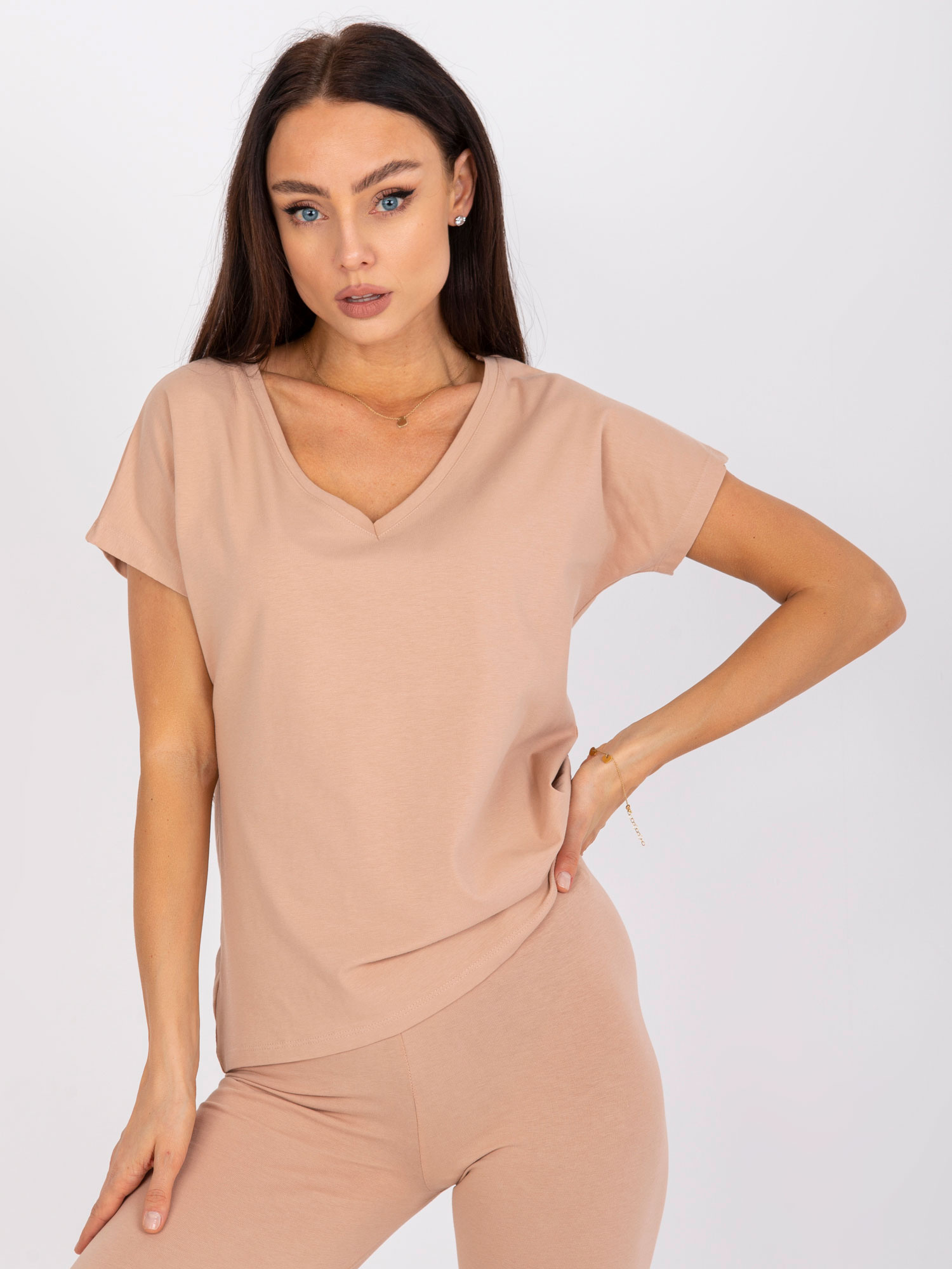 Camelowy luźny damski t-shirt basic Arlette 