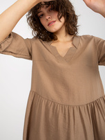 Hurt Ciemnobeżowa luźna sukienka z falbaną i dekoltem V Harly