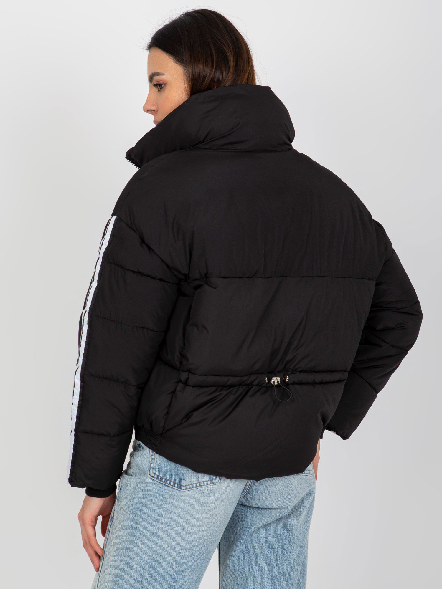Großhandel schwarze gesteppte Winterjacke ohne Kapuze.