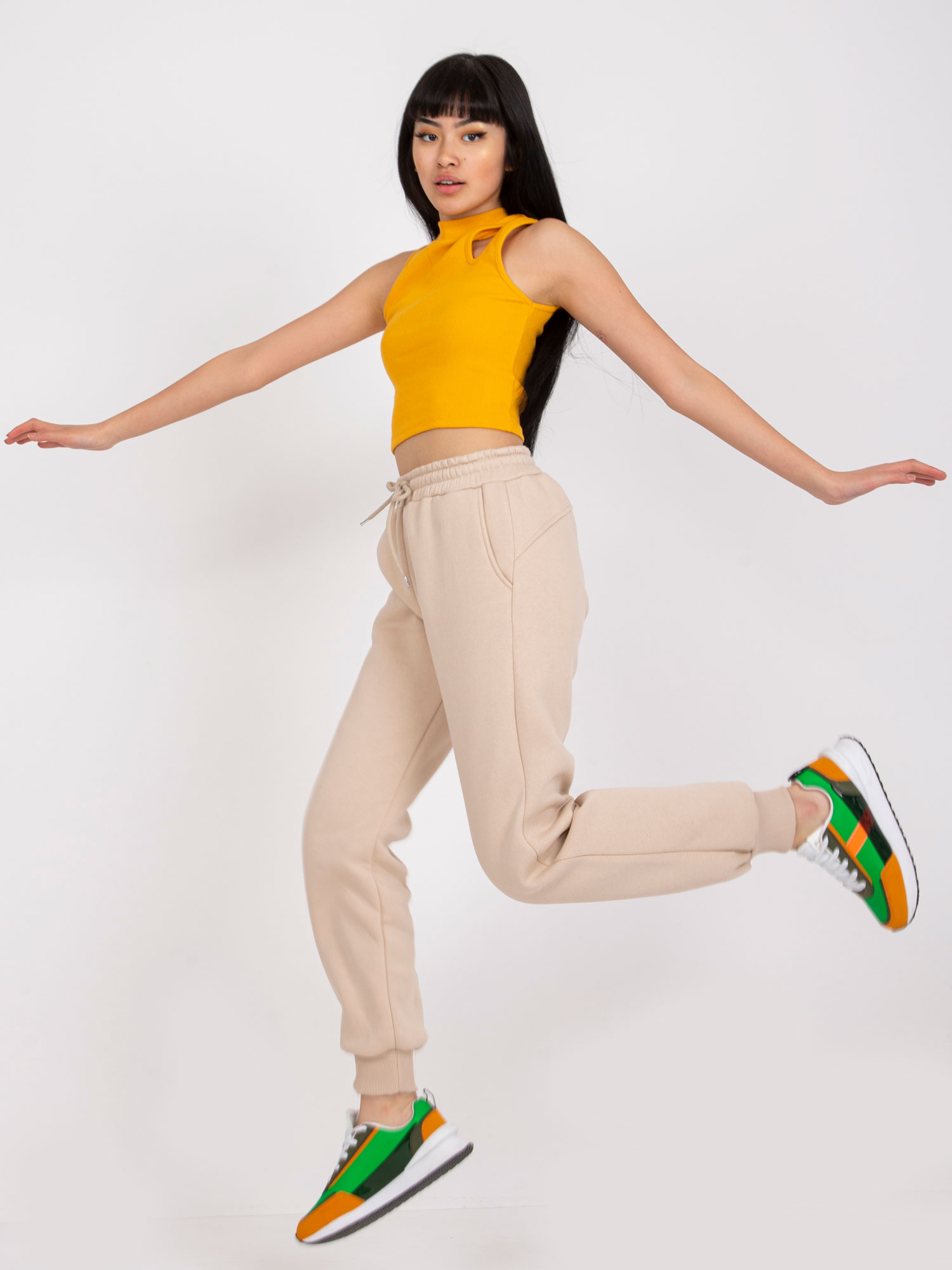 Beżowe spodnie dresowe basic slim fit Julia