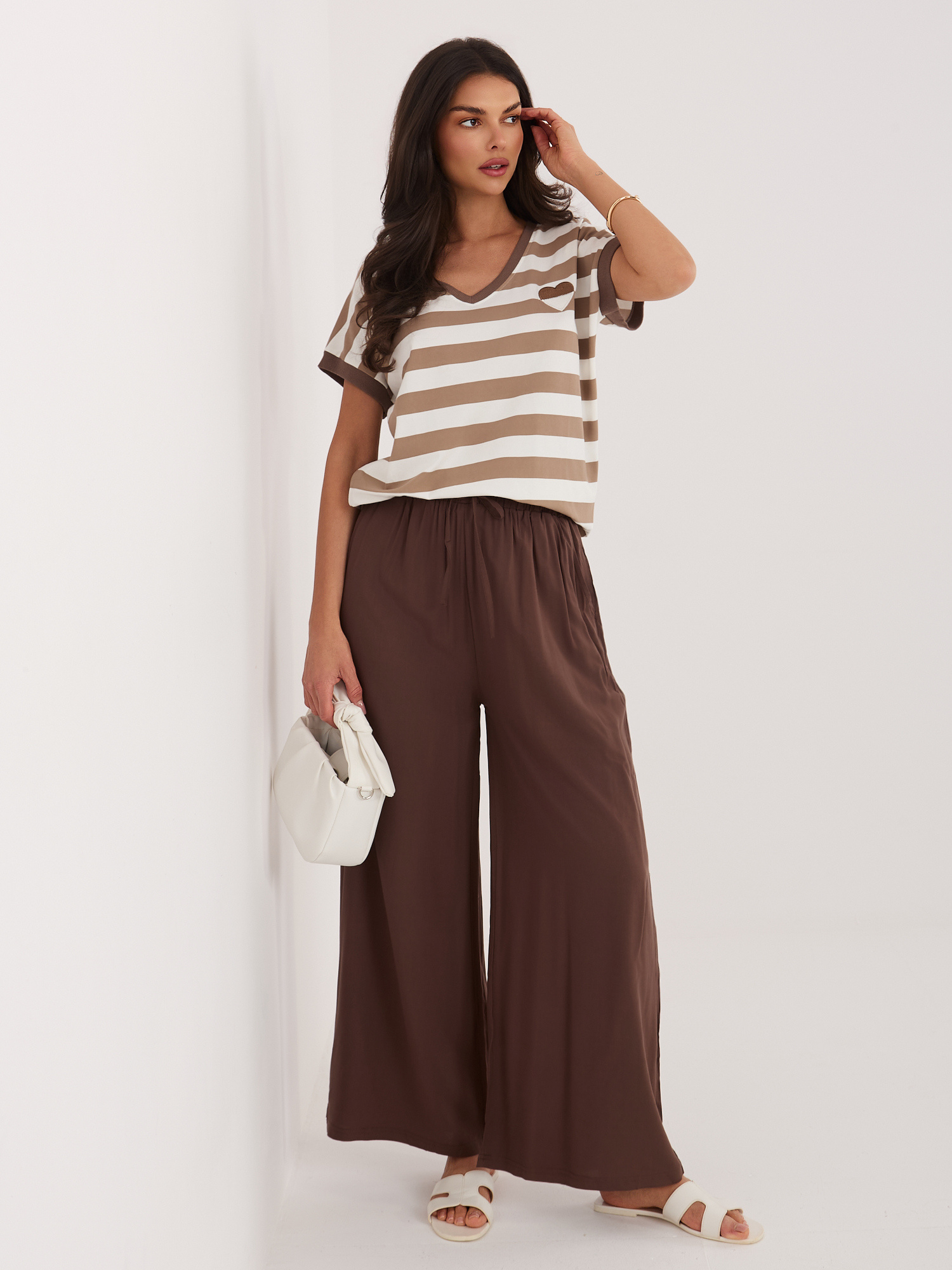 Brązowa bluzka z naszywką w kształcie serca 