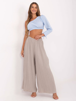 Ciemnobeżowe plisowane spodnie z szeroką nogawką