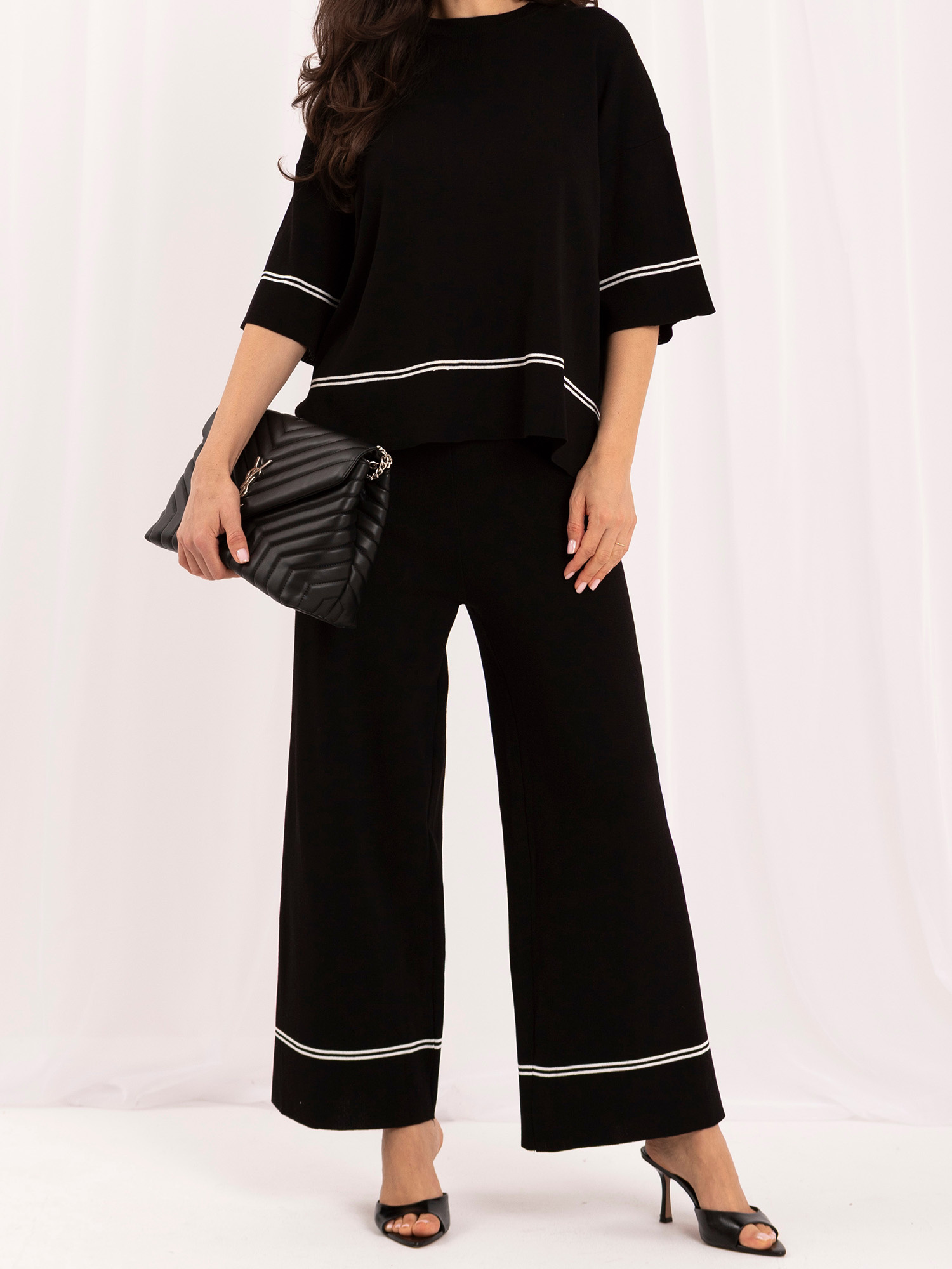 Schwarzes Strickset mit weiten Hosen.