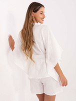 Baltas komplektas su kimono stiliaus marškiniais.