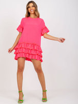 Fluo różowa sukienka z falbankami i krótkim rękawem RUE PARIS