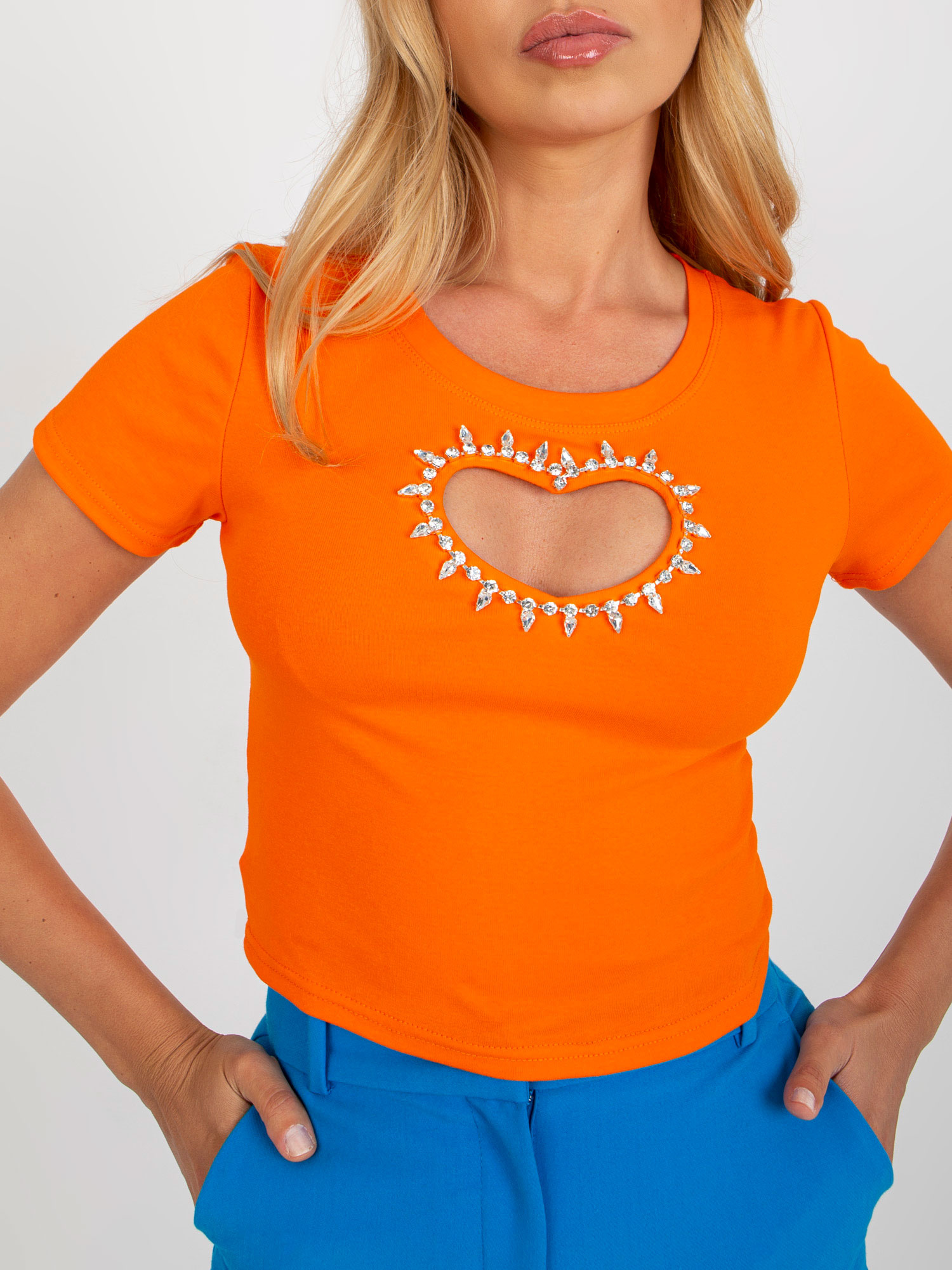 Pomarańczowy krótki t-shirt z aplikacją z cyrkonii