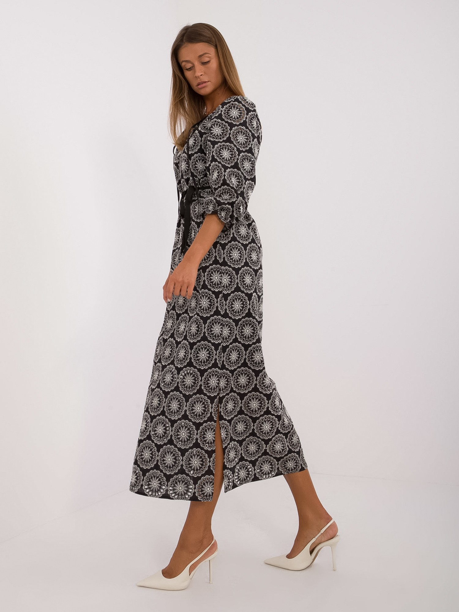 Schwarzes schlichtes Cocktailkleid mit Stickerei.