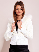Kurze Jacke mit Ecru-Fell.