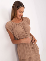 Camelowy komplet z poduszkami na ramionach