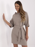 Ciemnobeżowa wizytowa sukienka z paskiem