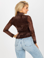 Hurt Brązowa dopasowana bluzka z golfem i welurową aplikacją 