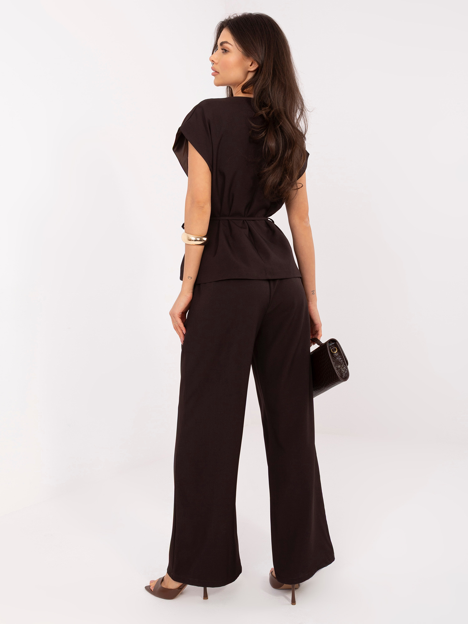 Czekoladowy damski garnitur z szerokimi spodniami RUE PARIS  