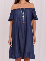 Dunkelblaues Off-Shoulder-Kleid mit Halskette.