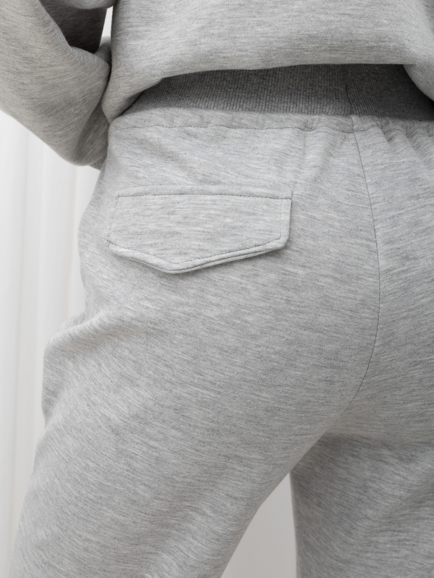 Grau Basic Sweatanzug mit Zip-Jacke.