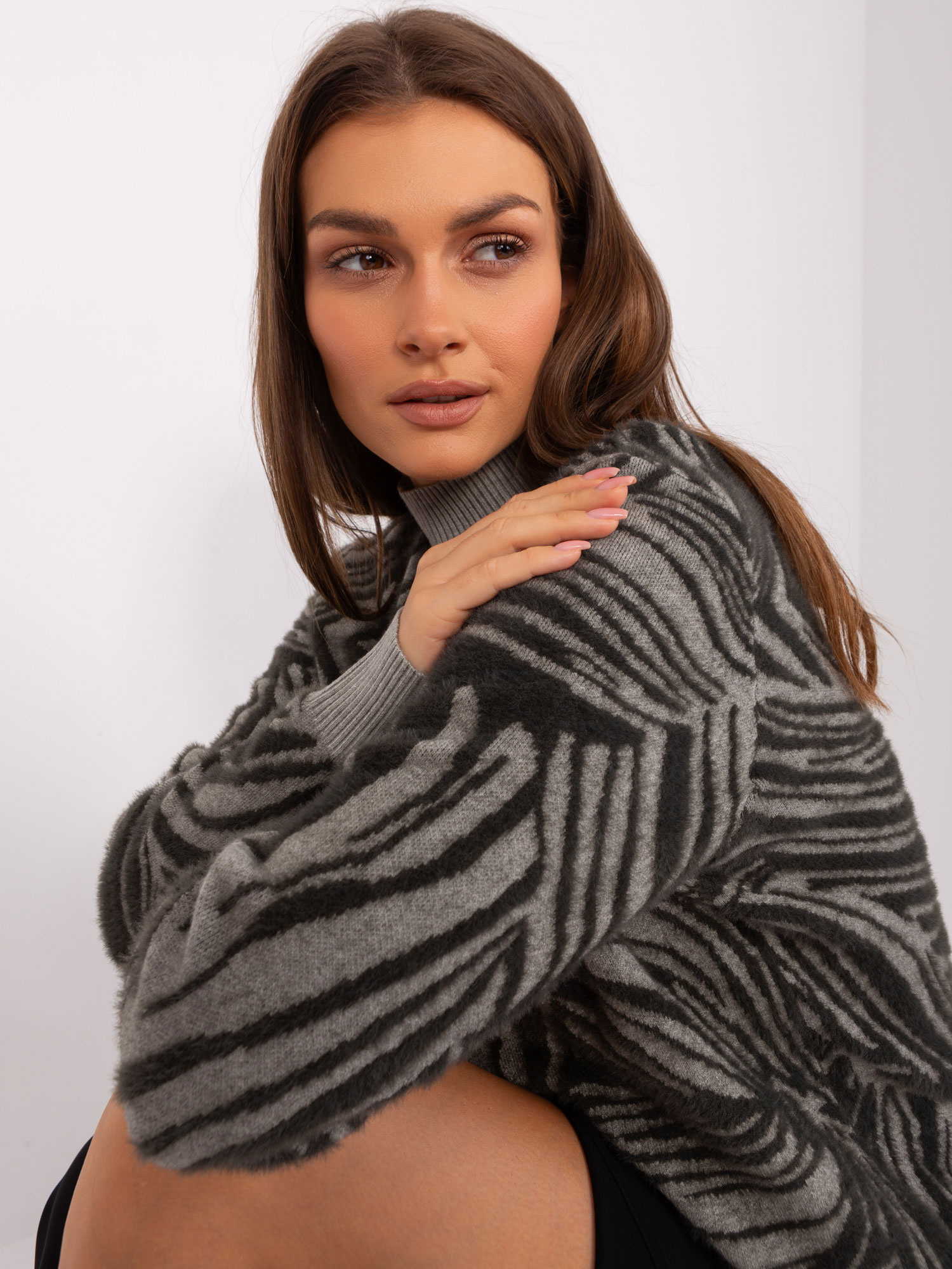 Khaki damski sweter z golfem o kroju oversize