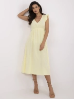 Jasnożółta sukienka z falbankami przy rękawach 