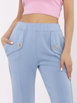 Niebieskie dresowe spodnie dzwony z przeszyciami