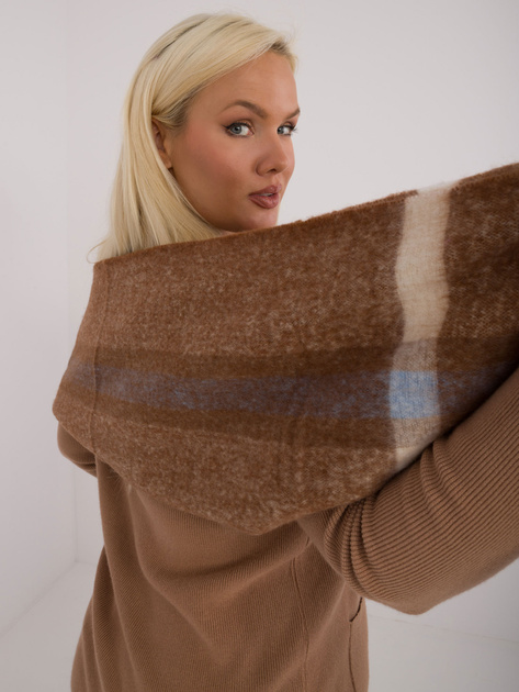 Hurt Brązowy długi szal damski z ciepłej dzianiny w kratę