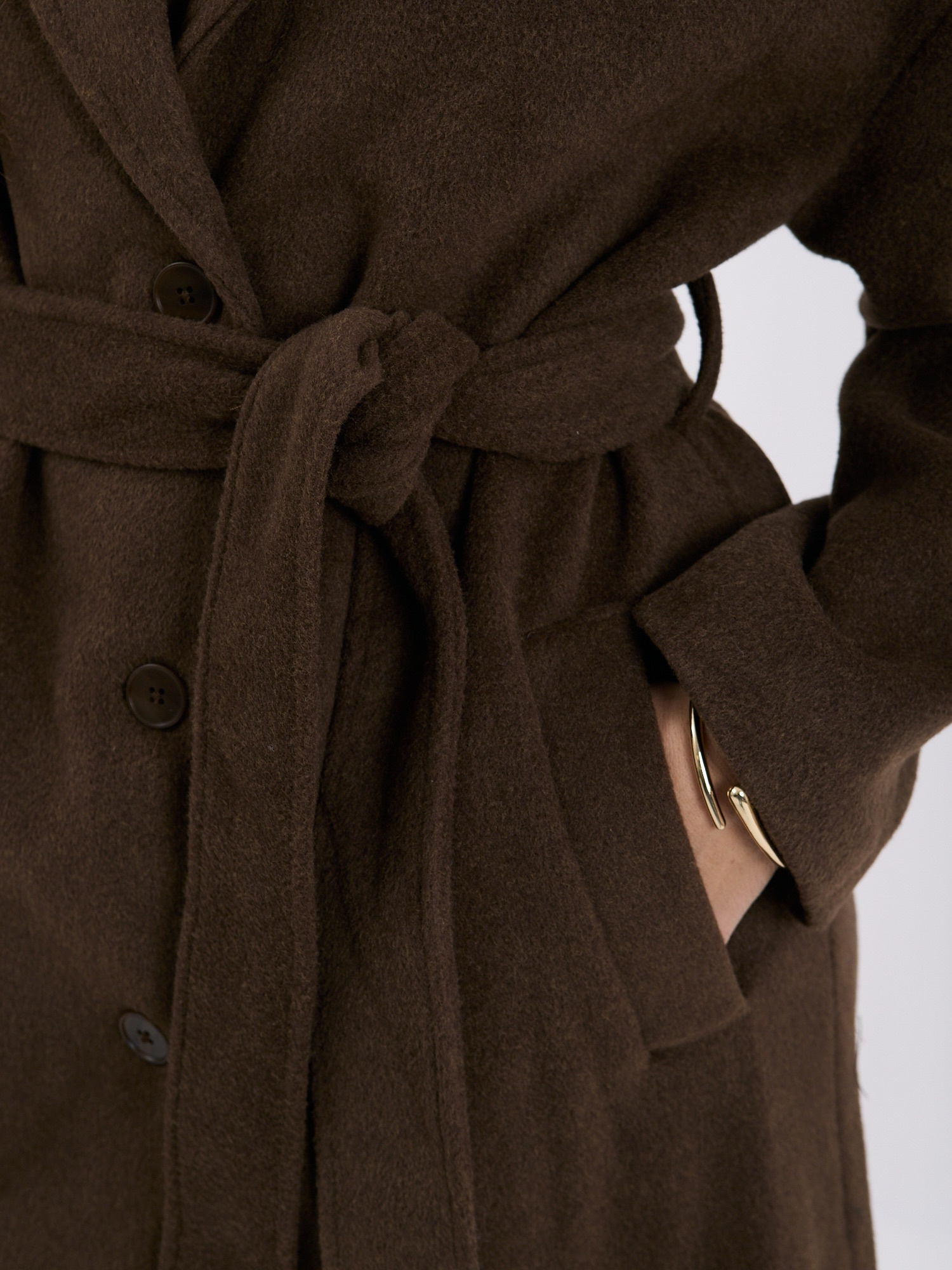 Brown single-breasted coat with a wool blend.