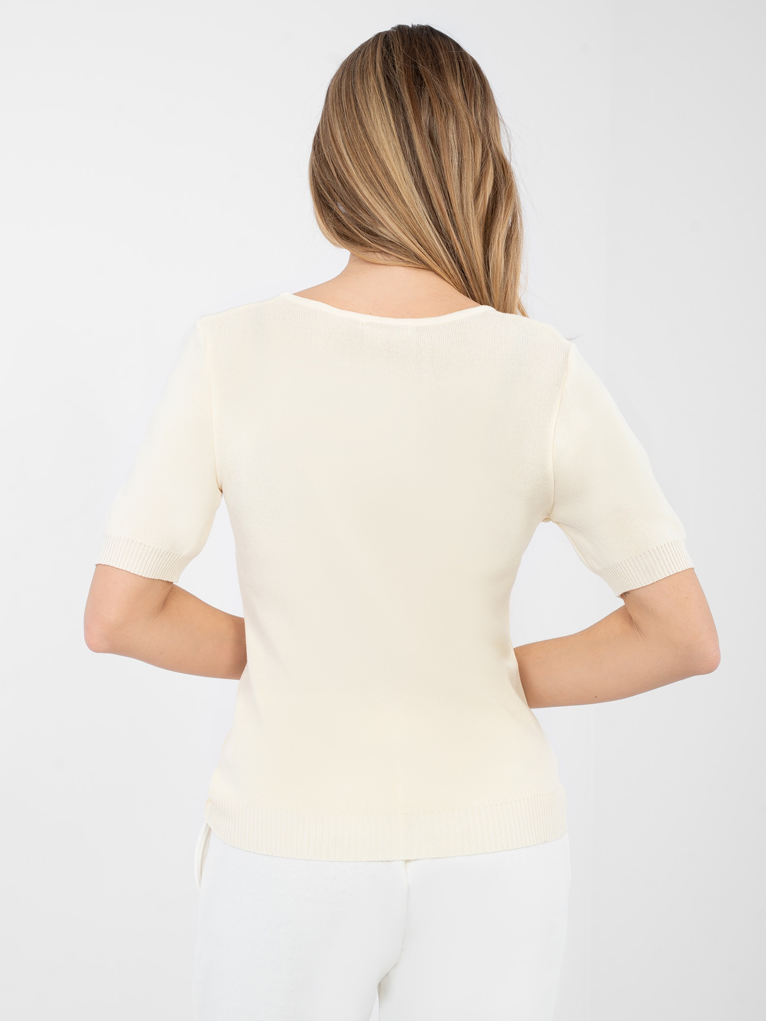 Jasnobeżowy sweter z domieszką wiskozy