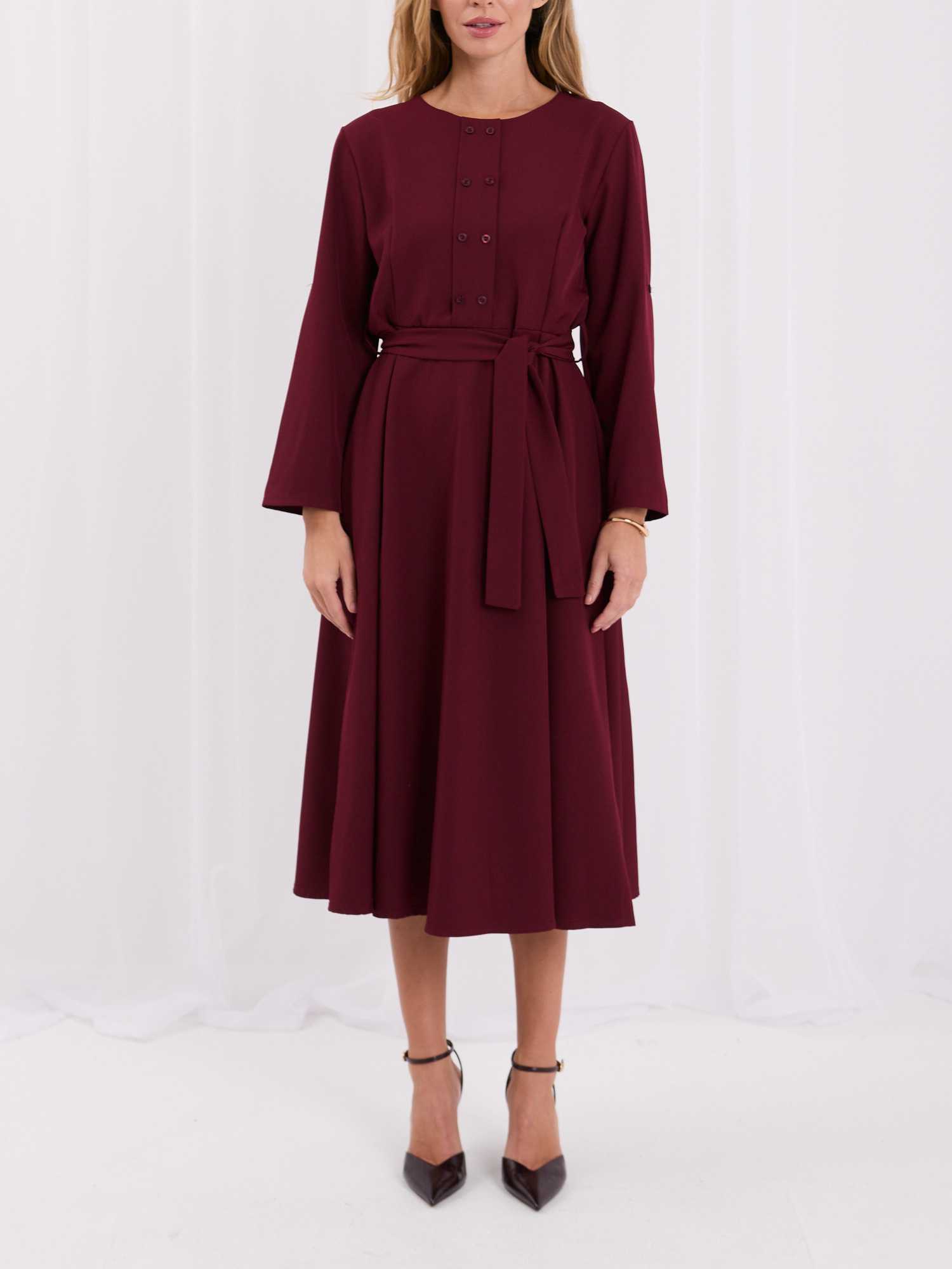 Bordeauxfarbiges elegantes Kleid mit dekorativen Knöpfen.