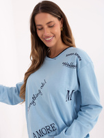Jasnoniebieska casualowa bluzka z napisami