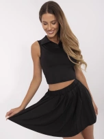 Schwarzes Sportoutfit mit Poloshirt.