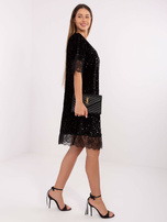 Schwarzes Paillettenkleid mit Spitze.