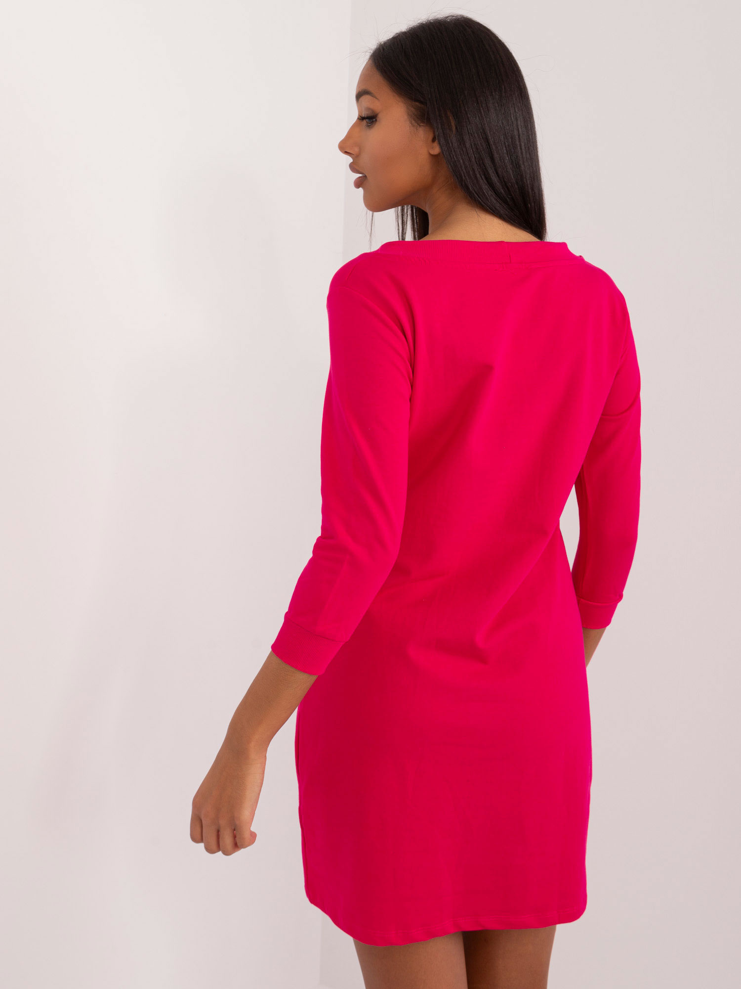  Fuksjowa dresowa sukienka basic z kieszeniami RUE PARIS