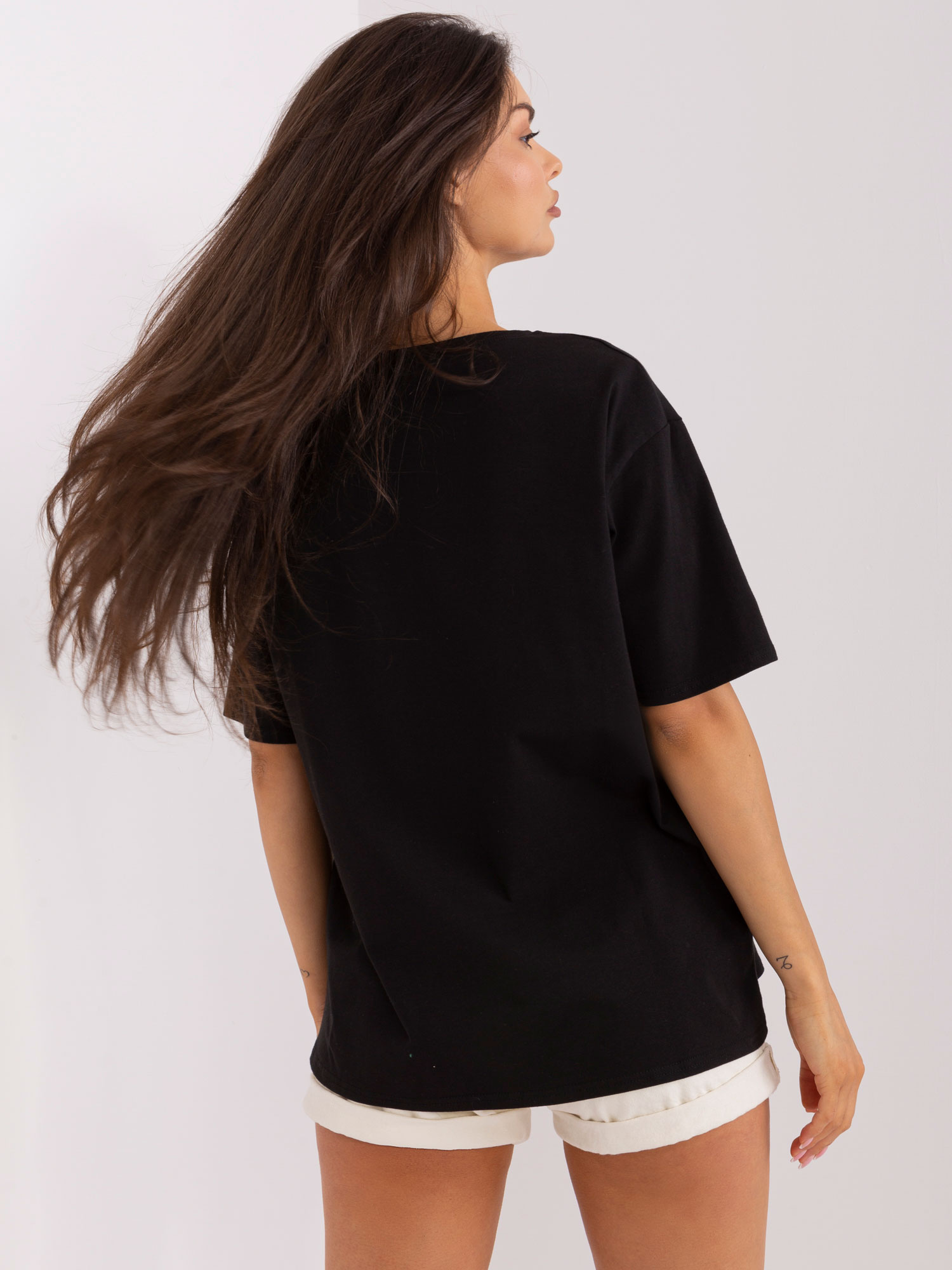Großhandel Schwarzes lockeres Damen-T-Shirt mit Druck.