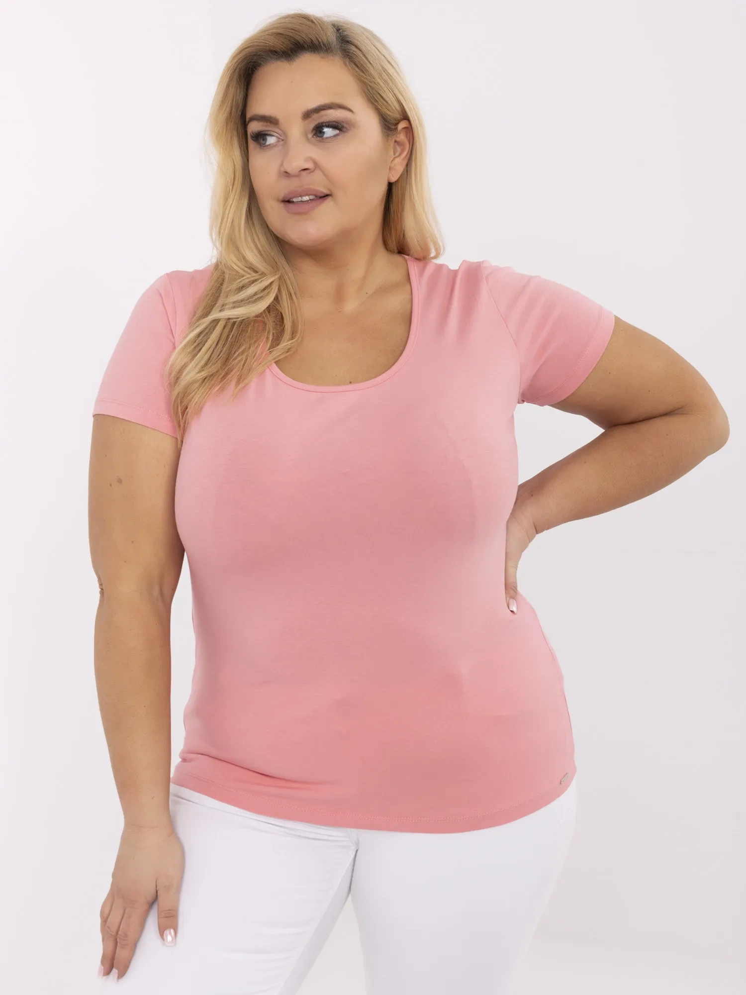 Pfirsichfarbiges, figurbetontes T-Shirt in Übergröße aus Baumwolle.