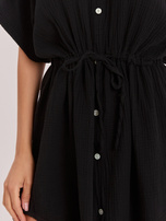 Schwarzes Musselin-Kleid mit kurzen Ärmeln.
