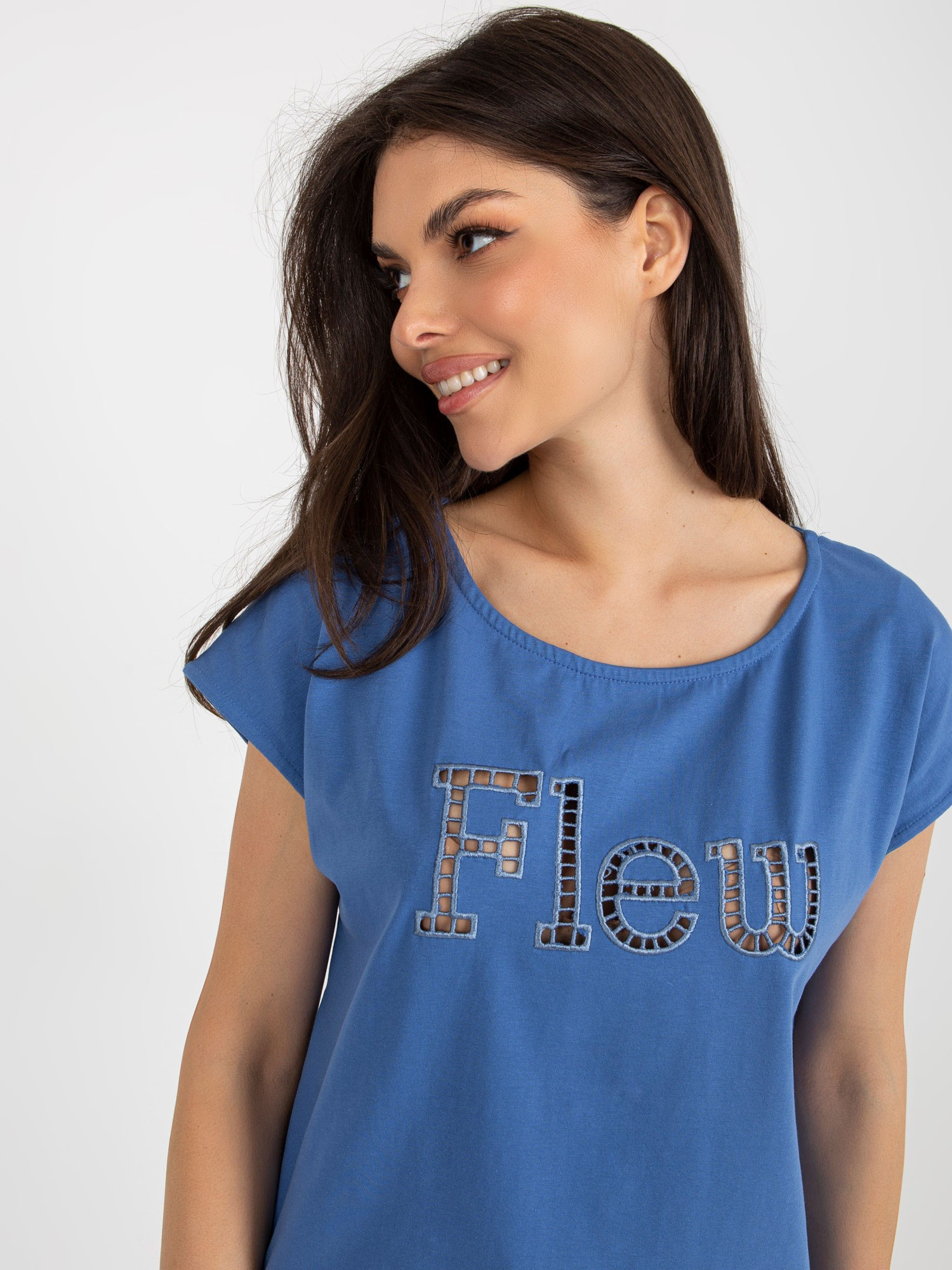 Tamsiai mėlynas medvilninis marškinėliai su užrašu.