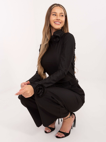 Czarna wizytowa bluzka z ozdobnymi różami