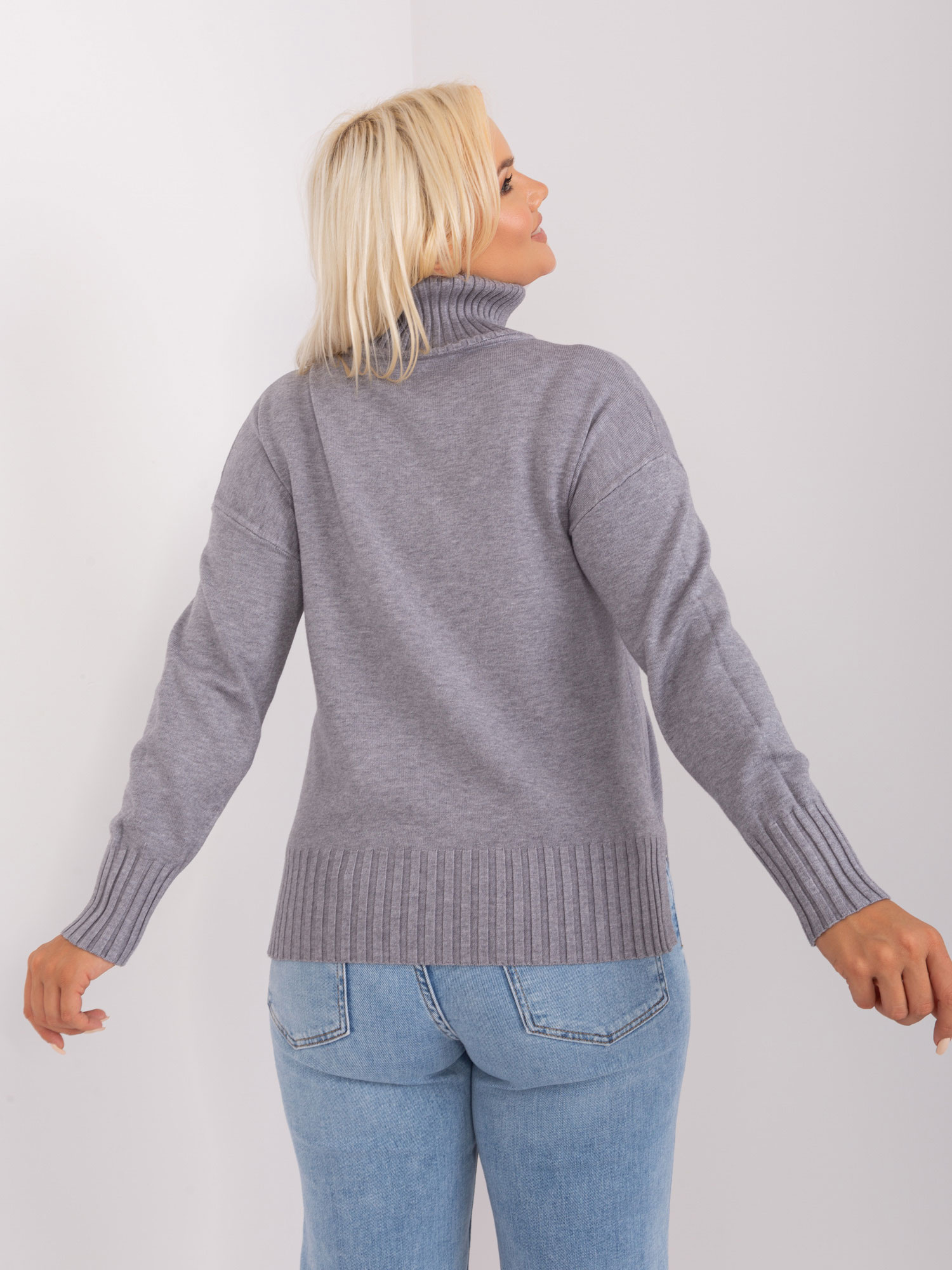 Szary damski sweter plus size z golfem