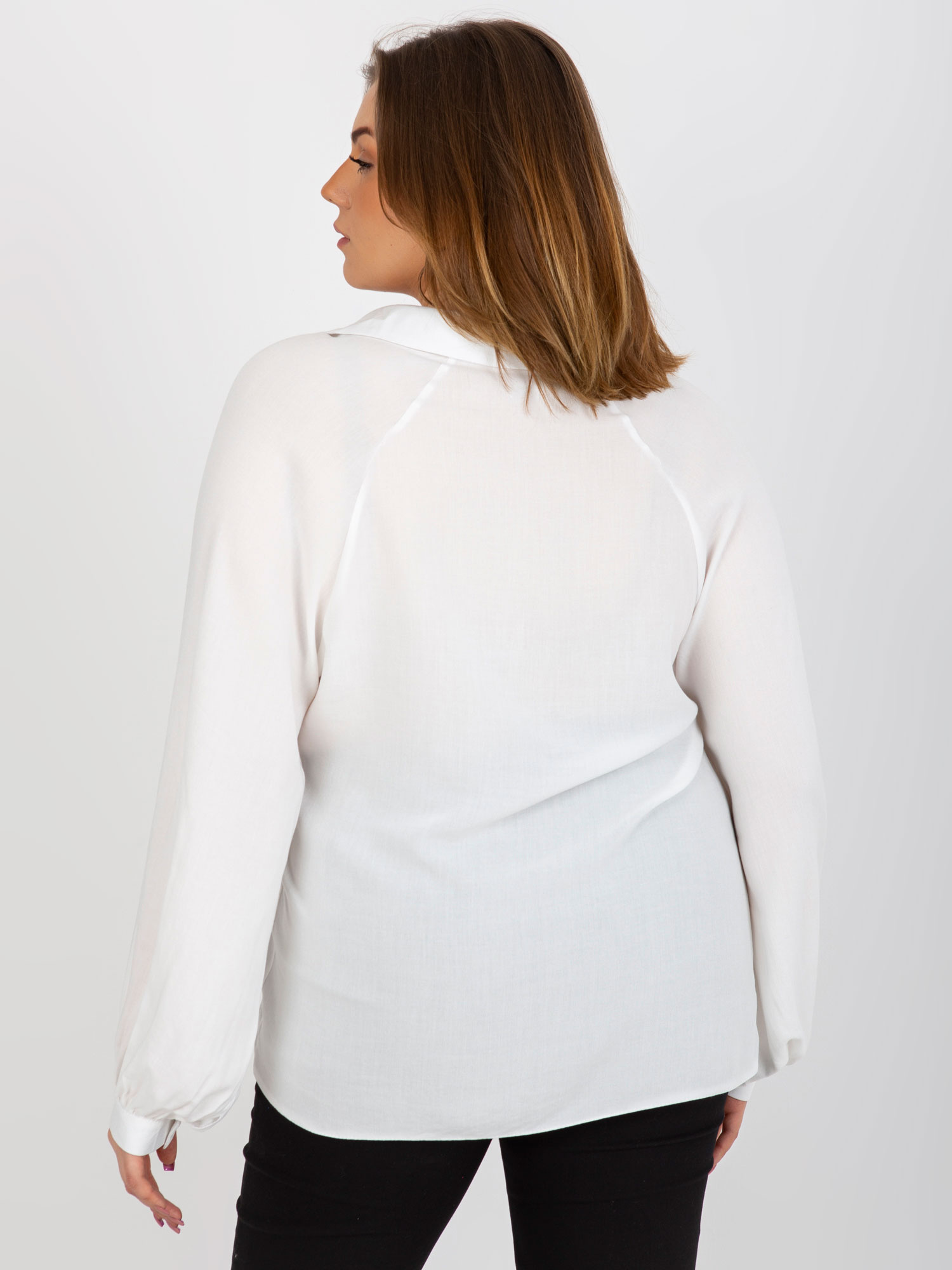 Ecru koszulowa bluzka plus size z kołnierzykiem